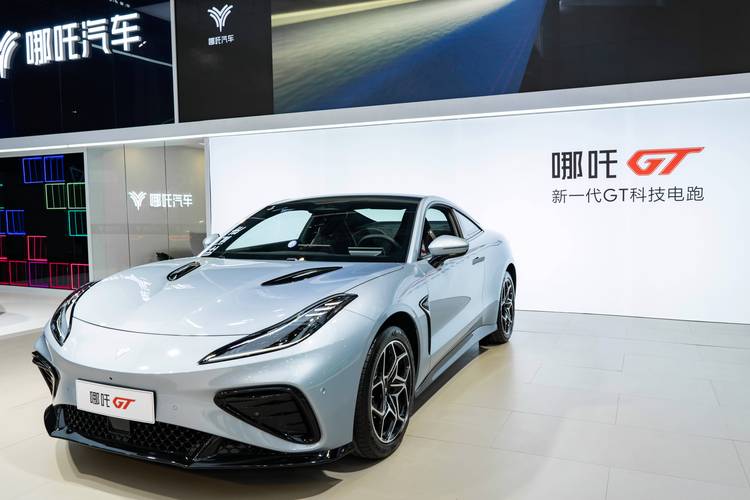 成都34哪吒汽车在智能汽车领域的表现，领途汽车在新能源汽车市场中的影响力